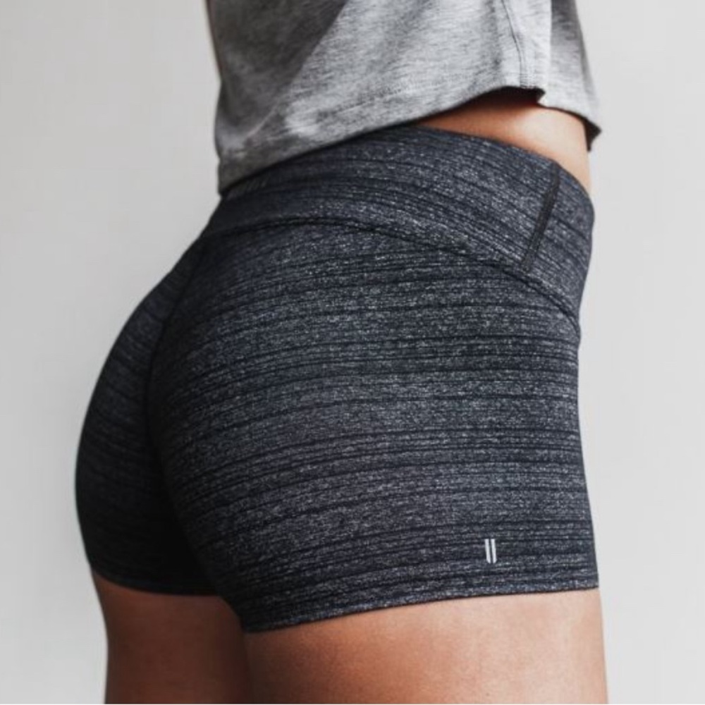 NOBULL Women's 2" black Heather Stripe Shorts size small